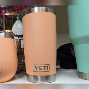 Yeti 20oz Tumbler with Magslider Lid Like New! LOW COUNTRY PEACH in Color